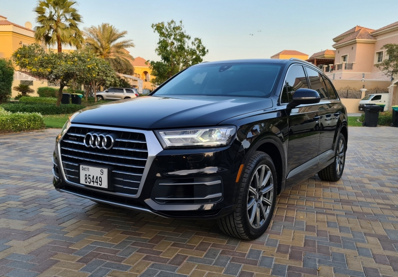 Black Audi Q7 2019